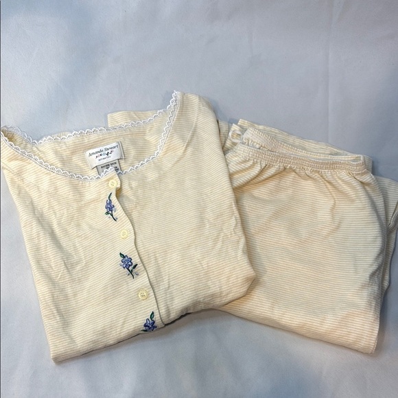 Amanda Stewart 2piece Pajama Set with Floral Accents, Size Medium, Preowned - Picture 11 of 13